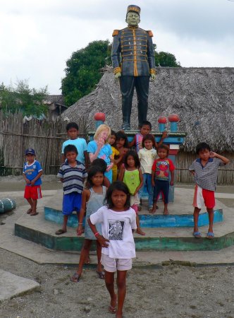 81- Les enfants posent devant la statue du commandant Inabaginya 